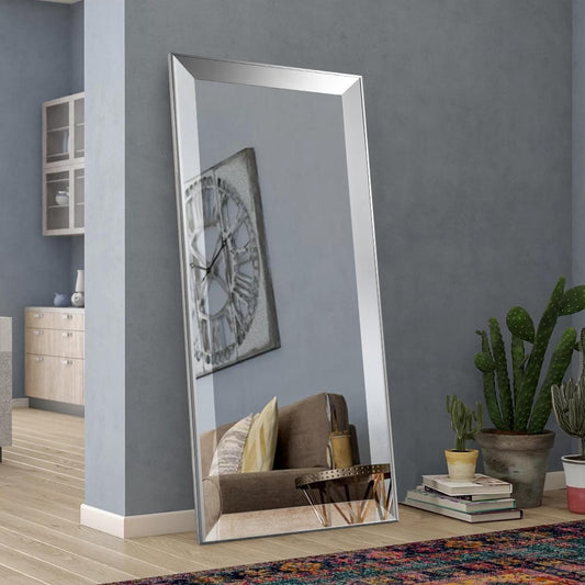 Miroir mural métallique élégant, biseauté et réfléchissant, argenté, pleine longueur